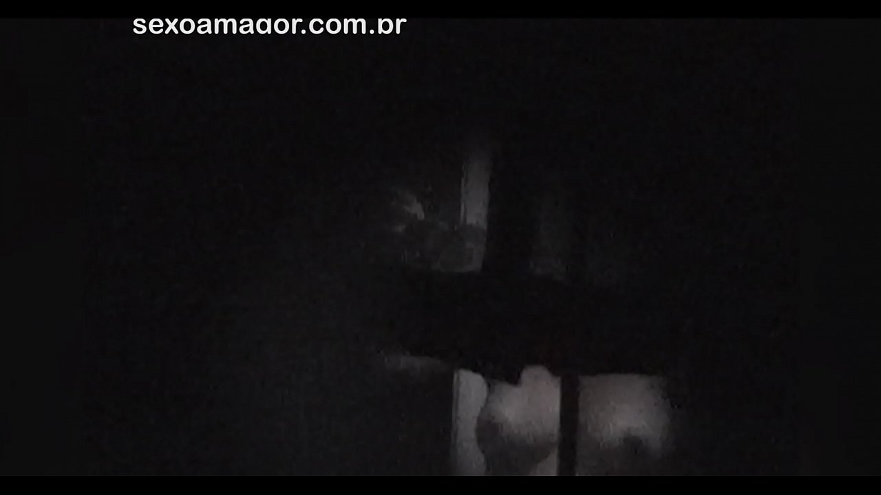 金發女郎被隱藏在空心磚後面的鄰居偷窺偷拍